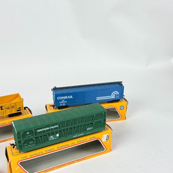 HO Scale Train Boxcars Milwaukee Road Conrail Northern Pacific Timber Line - Picture 5 of 7